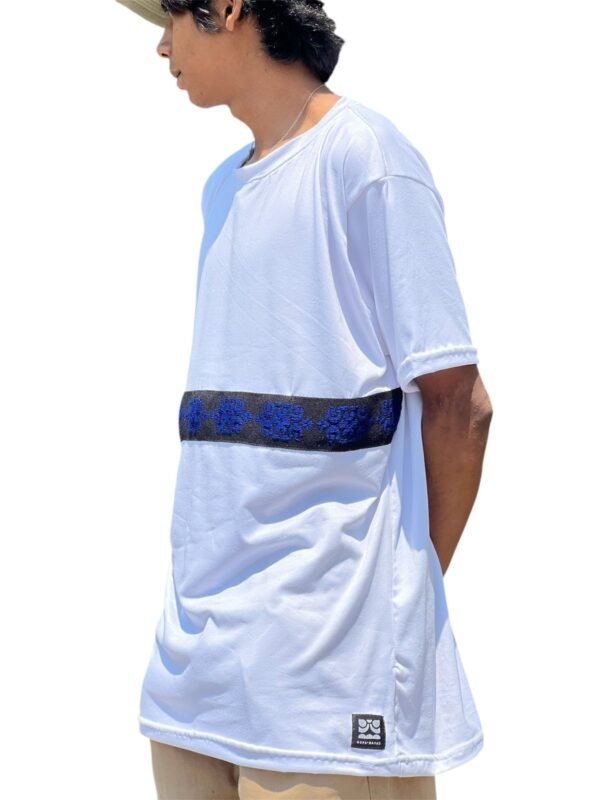 Playera mayas con bordado de cambaya artesanal, blanca con bordado azul
