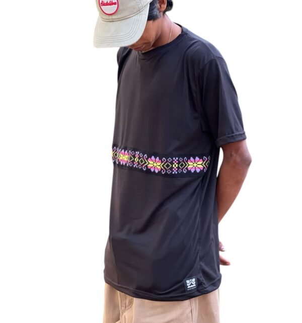 Playera mayas con bordado de cambaya artesanal, playera negra bordado rosa